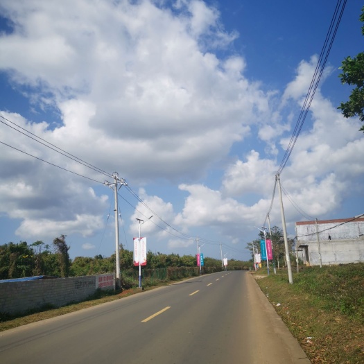 宅基地 海南澄迈东山镇毛胚别墅流转，再加7亩园地，离集市几百米