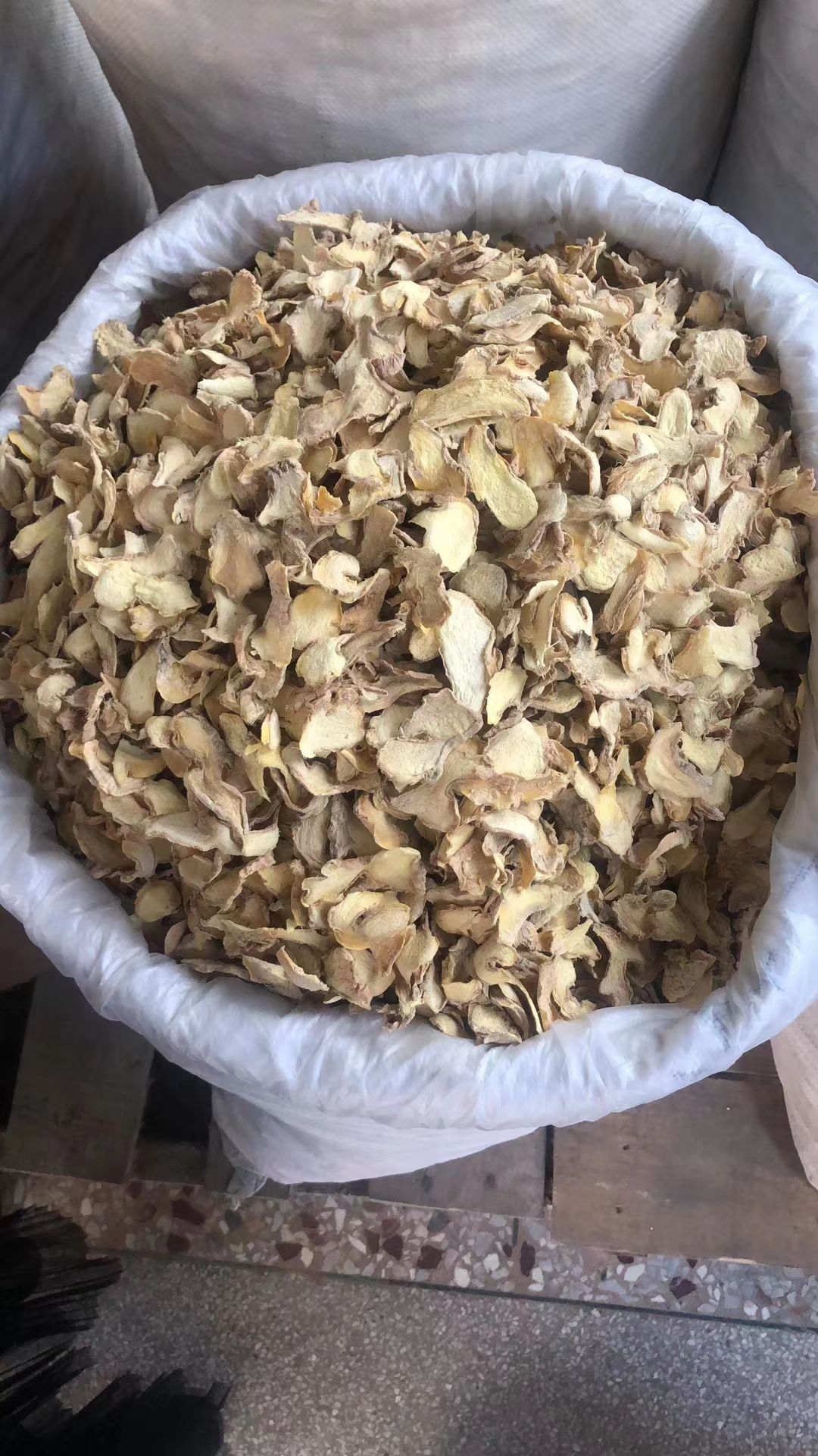 云南小黄姜无硫全干选姜片，姜味浓够含量大货供应，批零兼营