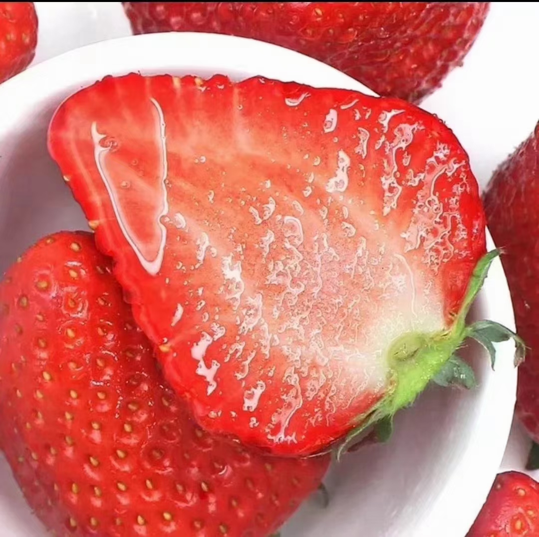 红颜草莓  口感甜，水份足