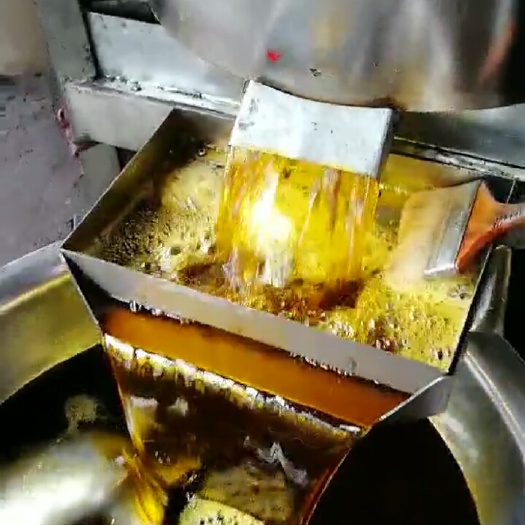 宁强县农家熟榨浓香菜籽油。绿色健康，非转基因。