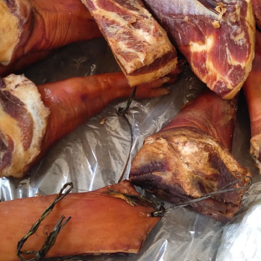 建始县腊猪腿  土家腊肉自产自销，柏树枝烟熏至而成，欢迎采购！