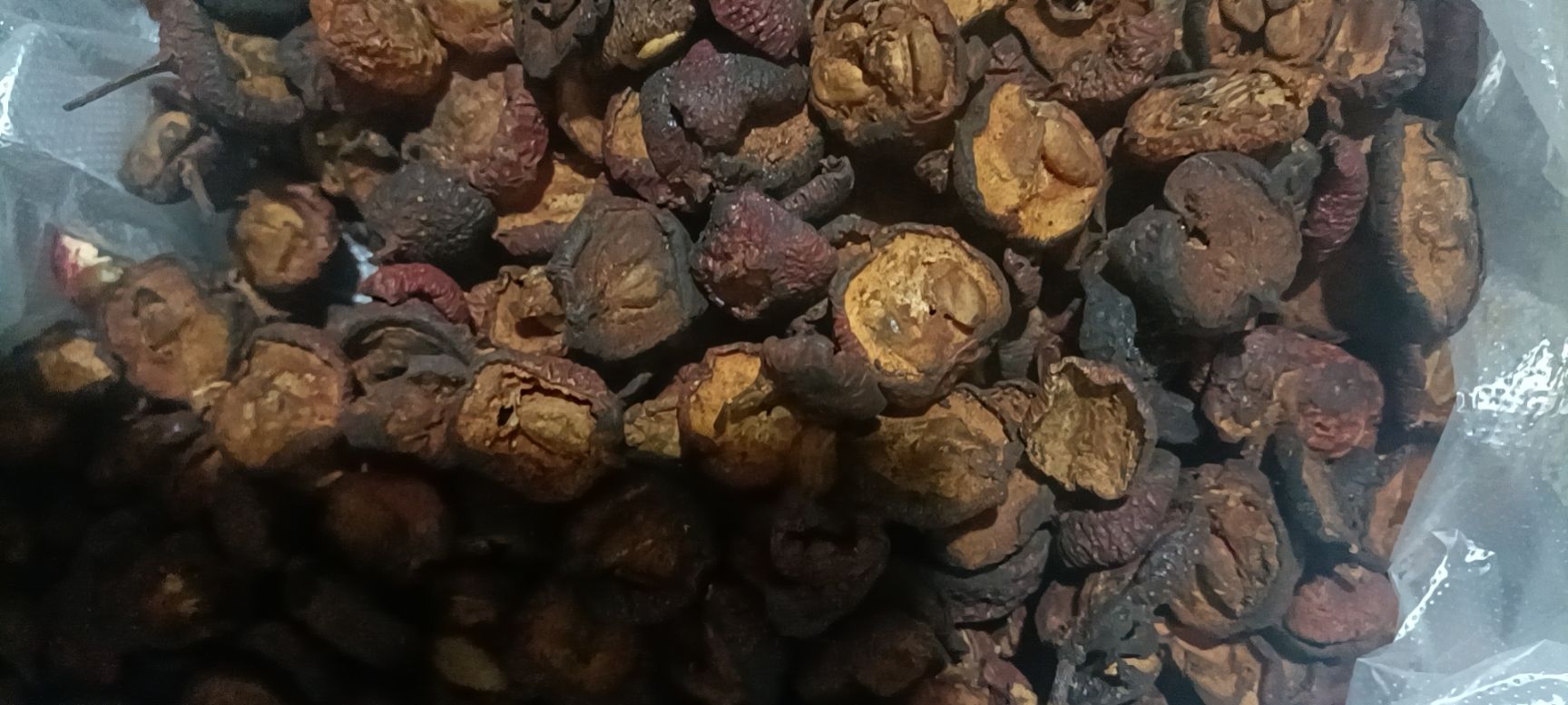 焦山楂  产品：炒山楂
性状：果肉黄褐色，表面焦褐色，有焦斑，有焦香气