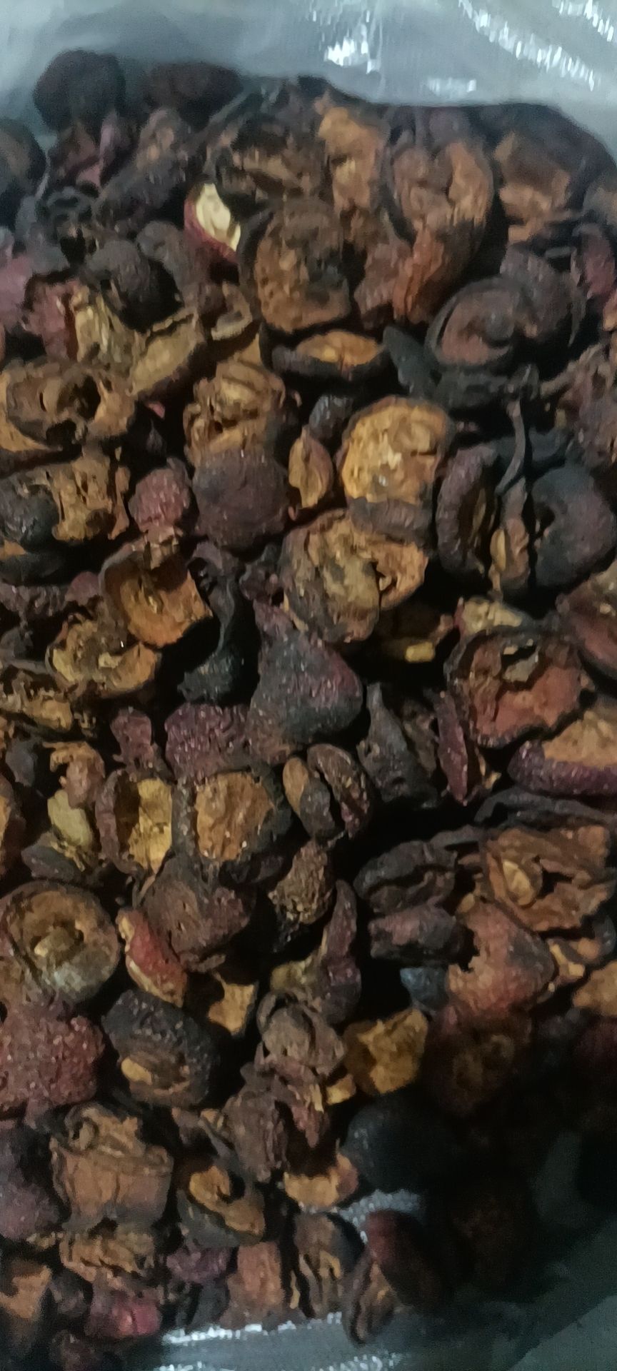 焦山楂  产品：炒山楂
性状：果肉黄褐色，表面焦褐色，有焦斑，有焦香气