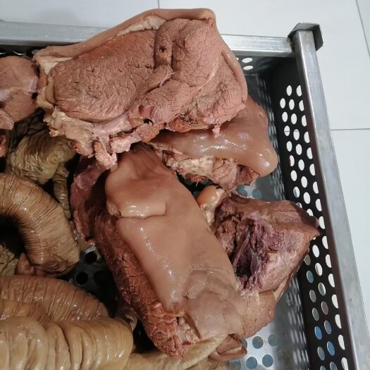 宁津县鲜马肉  大量熟五香马肉出锅，熟牛肉，熟驴肉，板肠灌肠不添加任何防腐剂