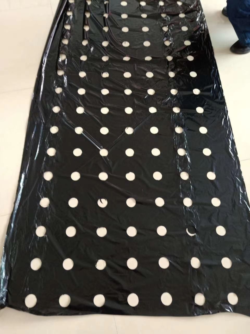 打孔银黑地膜，