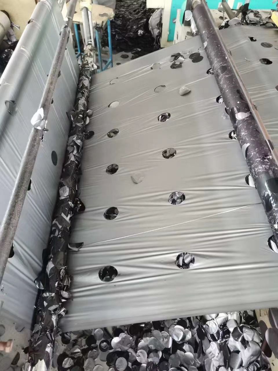 打孔银黑地膜，