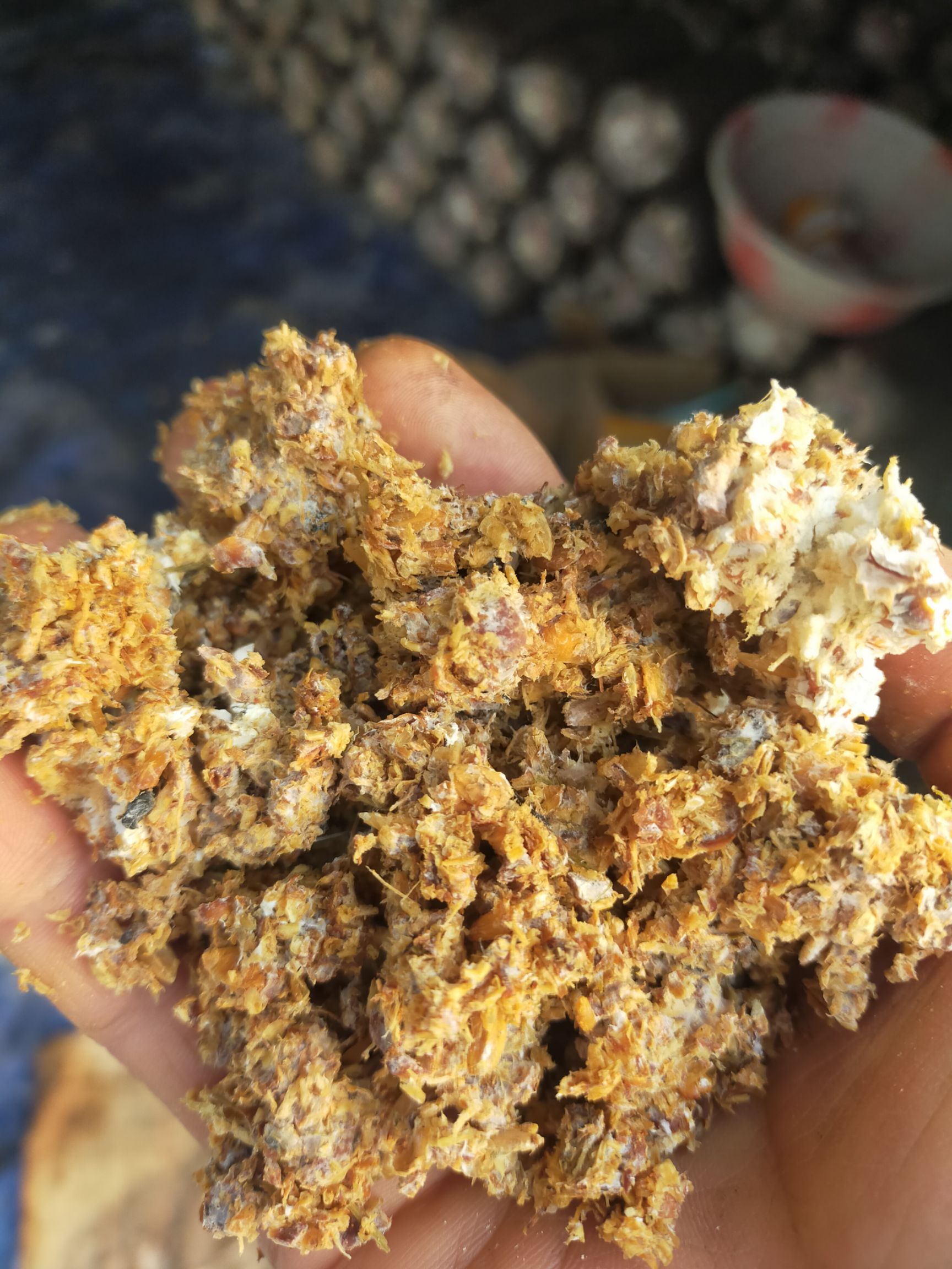 食用菌渣  食用菌废料是非常好的多元素肥料不烧根，很适合种植各种花草树木