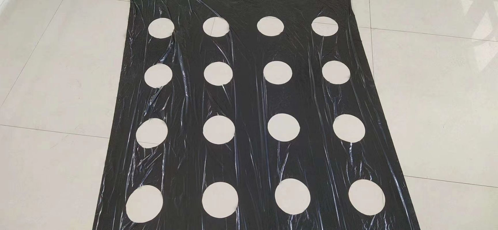 打孔银黑地膜，