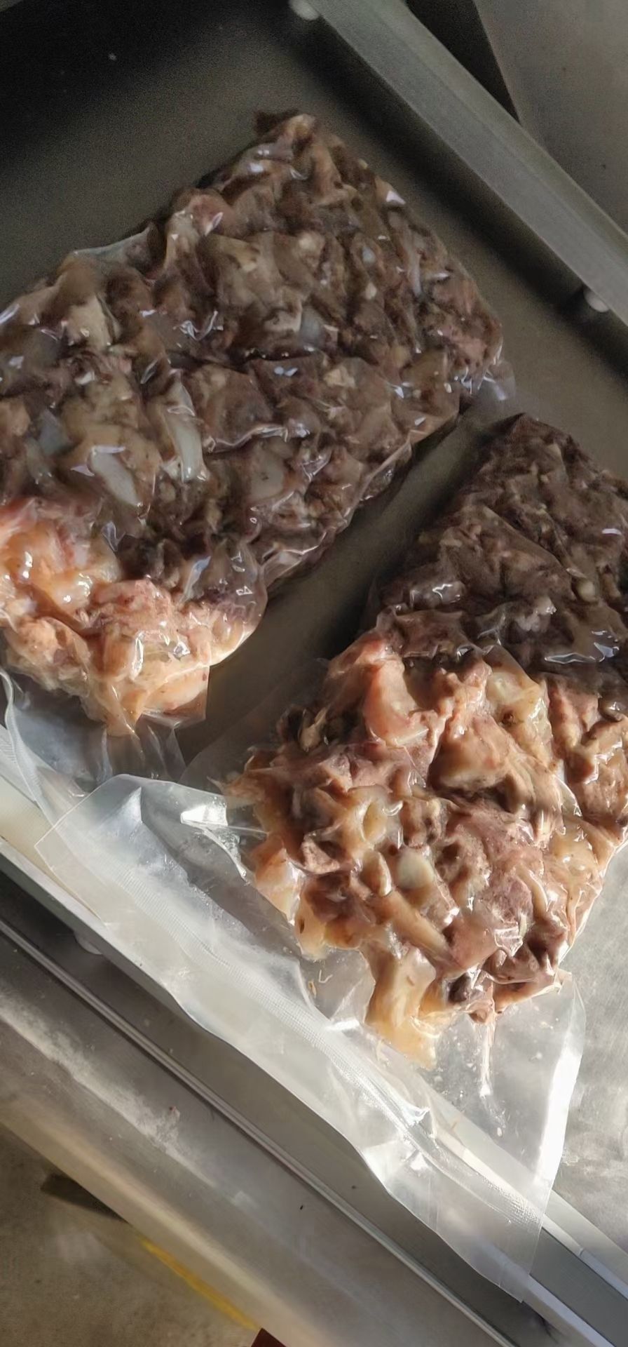 牛骨  五香整块剔骨肉，熟度高，味美价廉