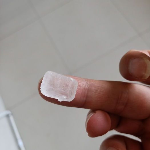 来宾 单晶冰糖。颗粒大中小都有！粉末少量。
