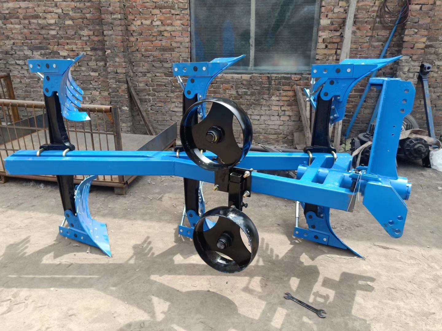 旋耕机 液压翻转犁，拖拉机后悬挂双向液压翻转犁，栅条翻转犁