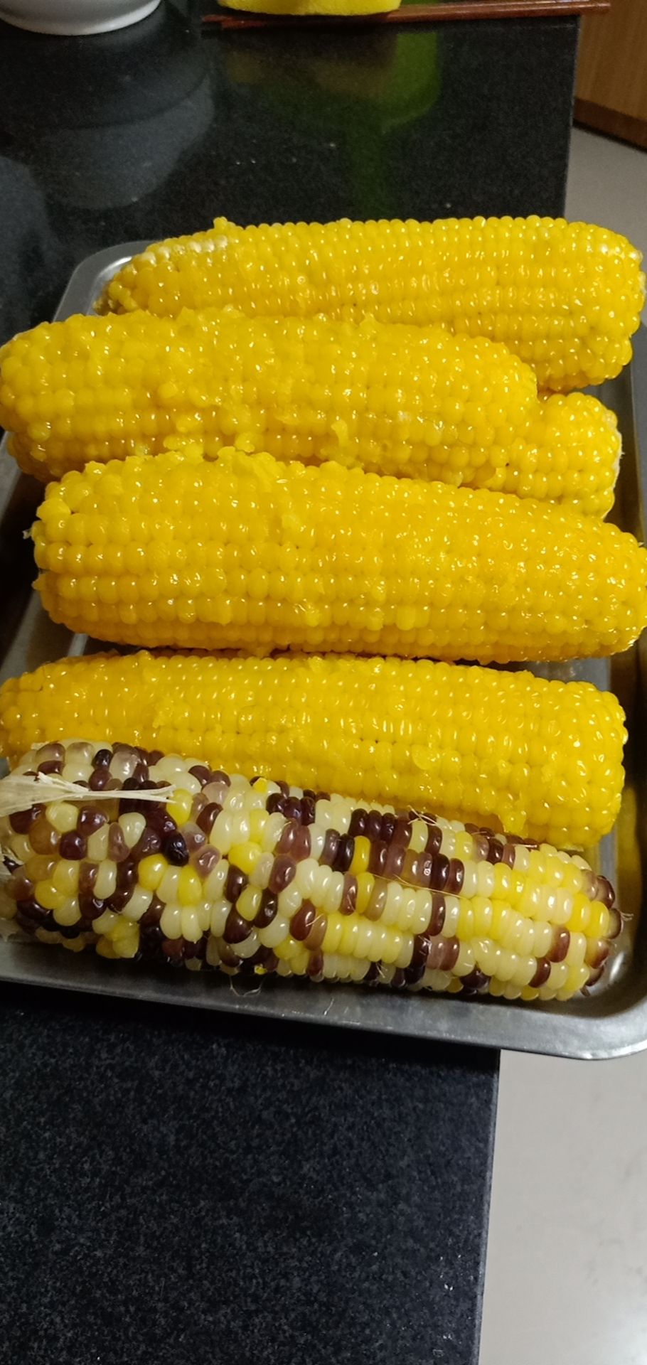 东北速冻糯玉米还有鲜玉米  “鑫依然香”有 真空甜糯玉米，