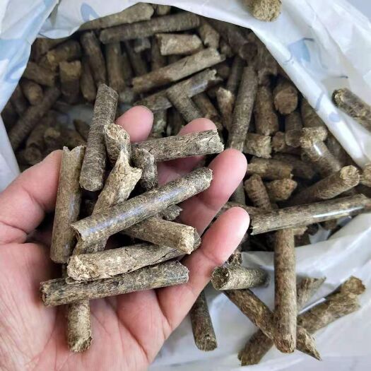 林甸县干草 秸秆颗粒，用新秸秆除尘粉碎压制，叶子多，无霉变，水分干，