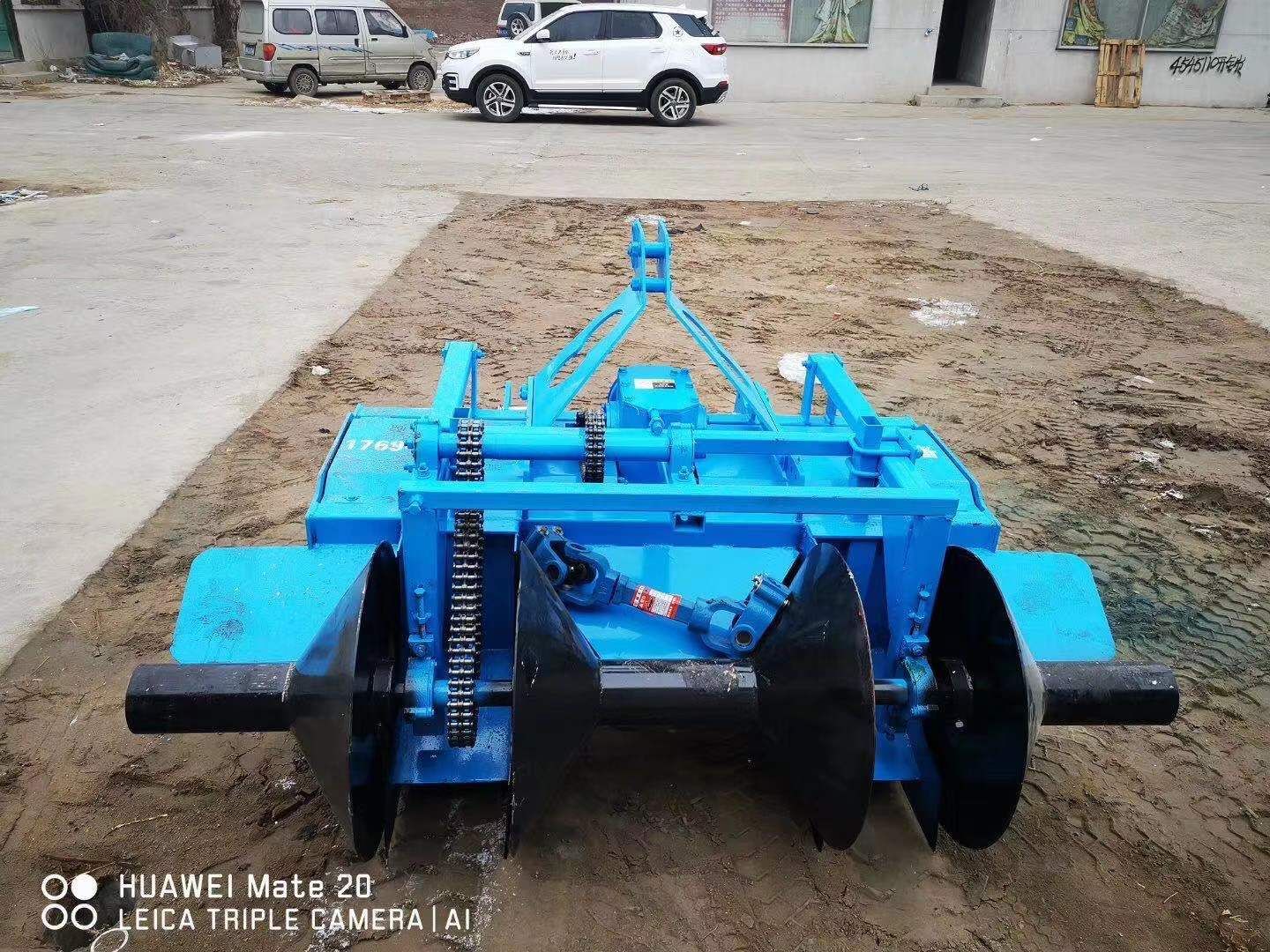 我公司专业生产蔬菜栽苗机，药材移栽机旋耕起垄覆膜一体机，