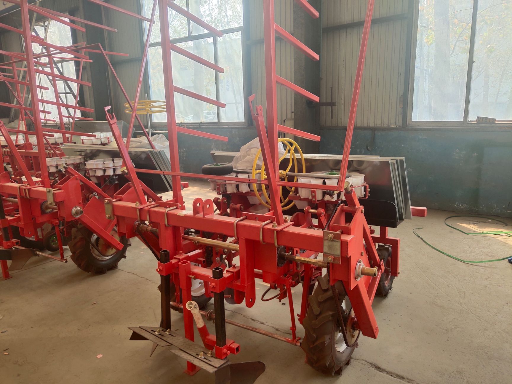 我公司专业生产蔬菜栽苗机，药材移栽机旋耕起垄覆膜一体机，