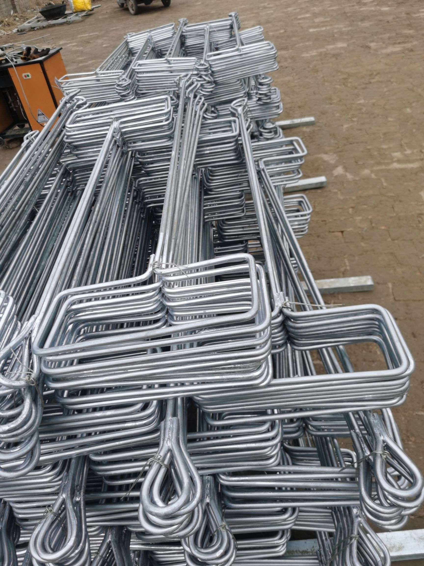 拉线地锚，果园拉线