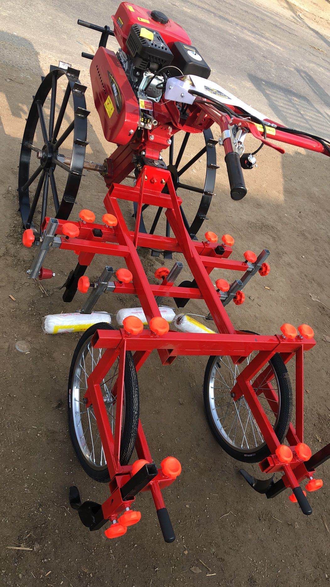 汽油机播种机，汽油机覆膜机，小拱棚覆膜机，大姜播种机。