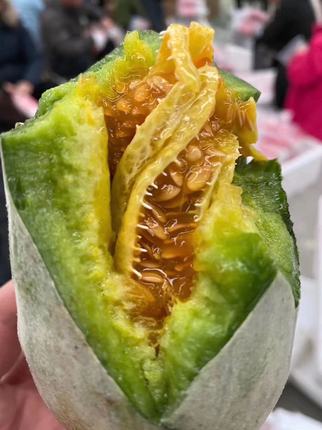 羊角蜜甜瓜大量供应中货源充足价格便宜