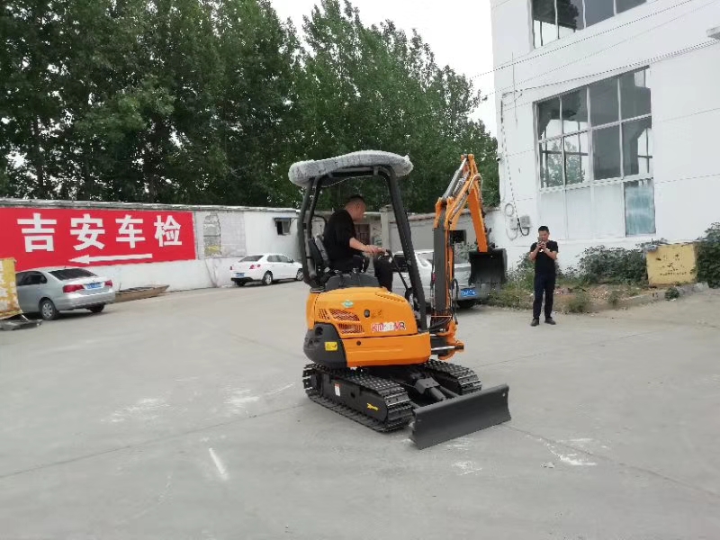  履带式小型挖掘机  外观精美，动作灵活，操作协调