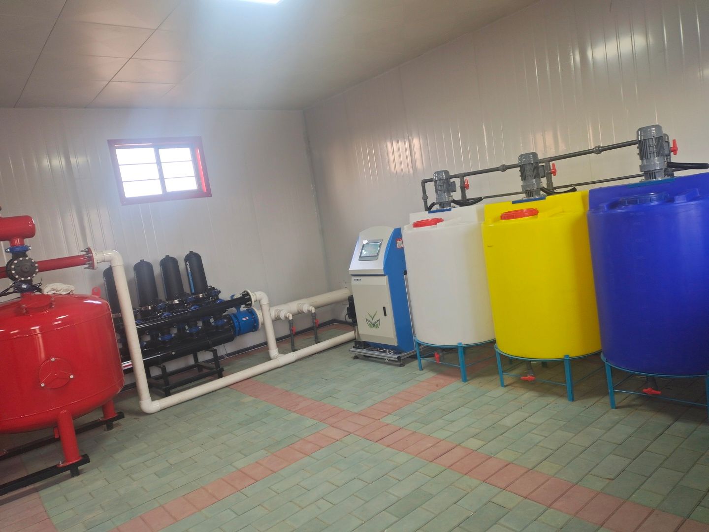 施肥枪  3通道施肥机能按比例施肥，远程控制有搅拌功能