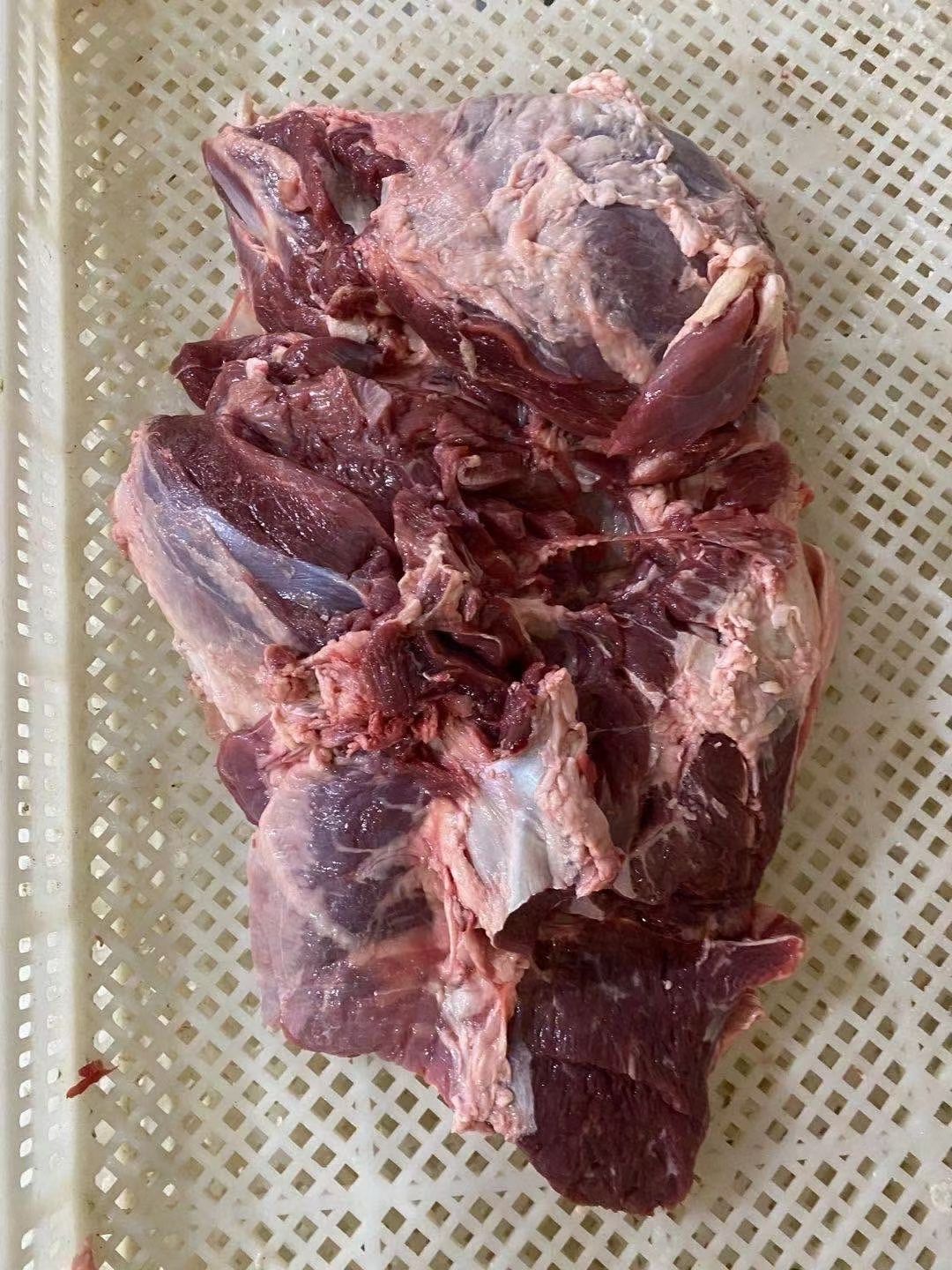  羊腿肉，带皮