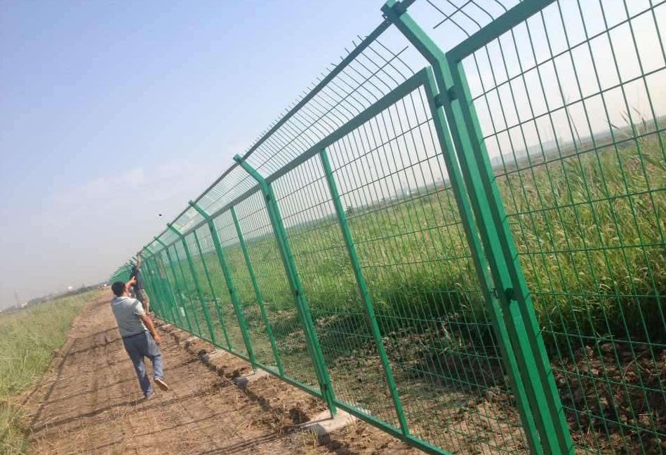 框架护栏网  框架护栏沟渠鱼塘河道隔离网养殖防护网农场果园菜园园林防护网