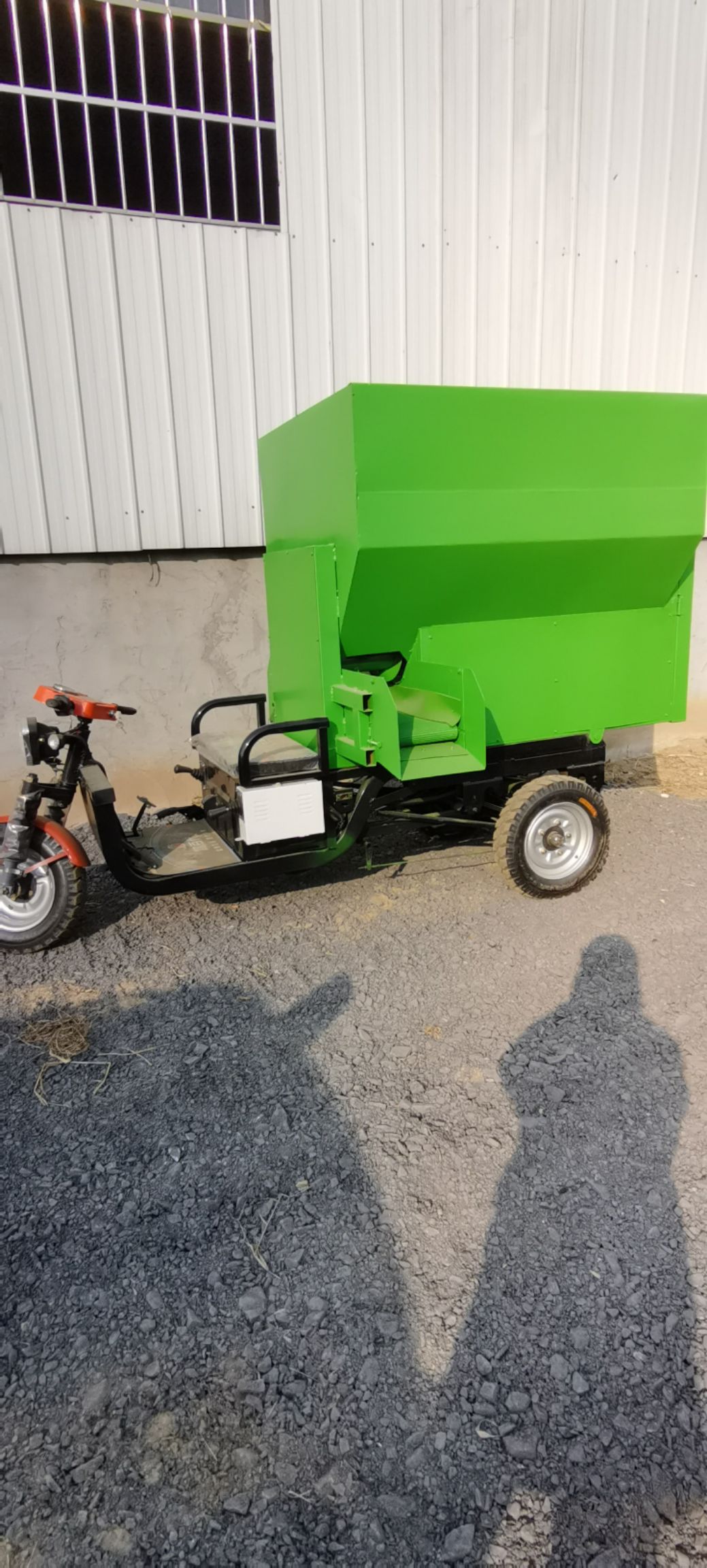 饲料撒料车  电动撒料车