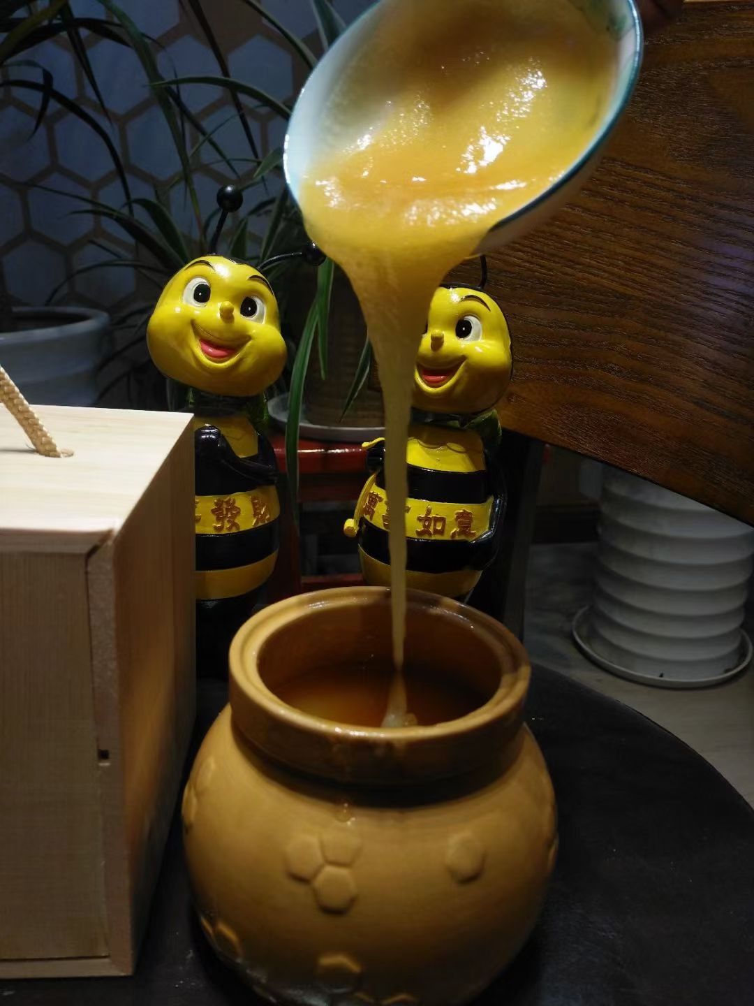  正宗纯正土蜂蜜