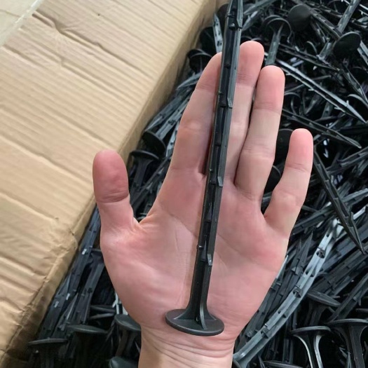 临沂地钉防草布地钉塑料地钉拉枝大棚遮阳网果园园艺插倒刺地钉