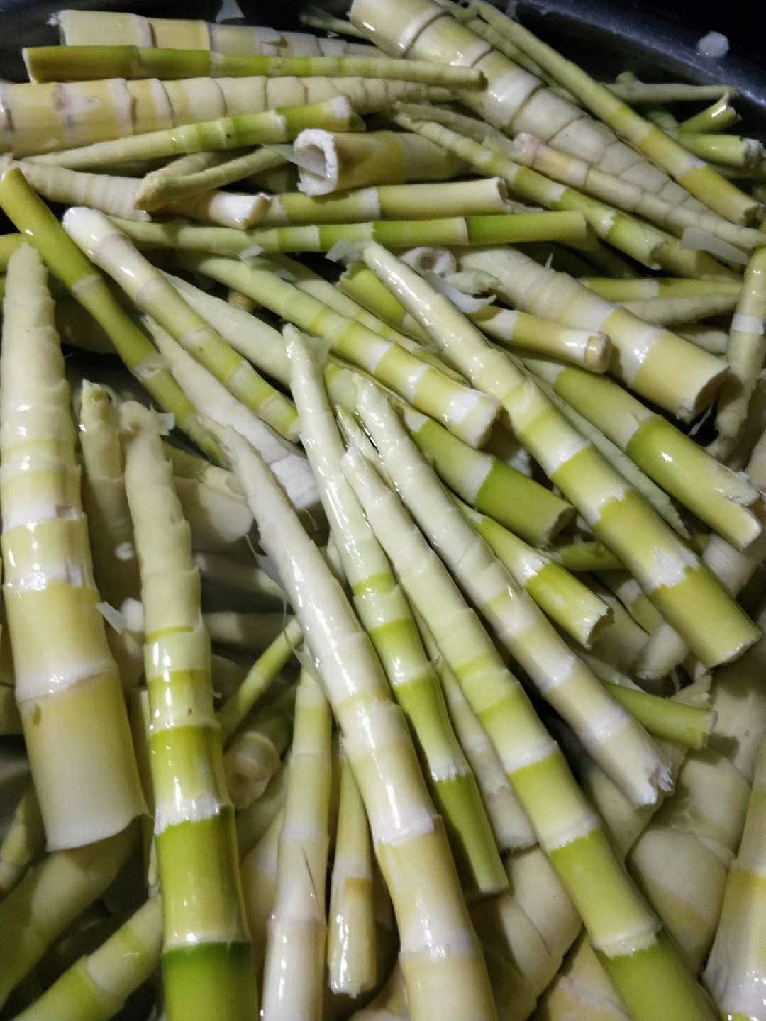 赣南地区新鲜苦笋，无老衣无老根。已过水的光头笋。