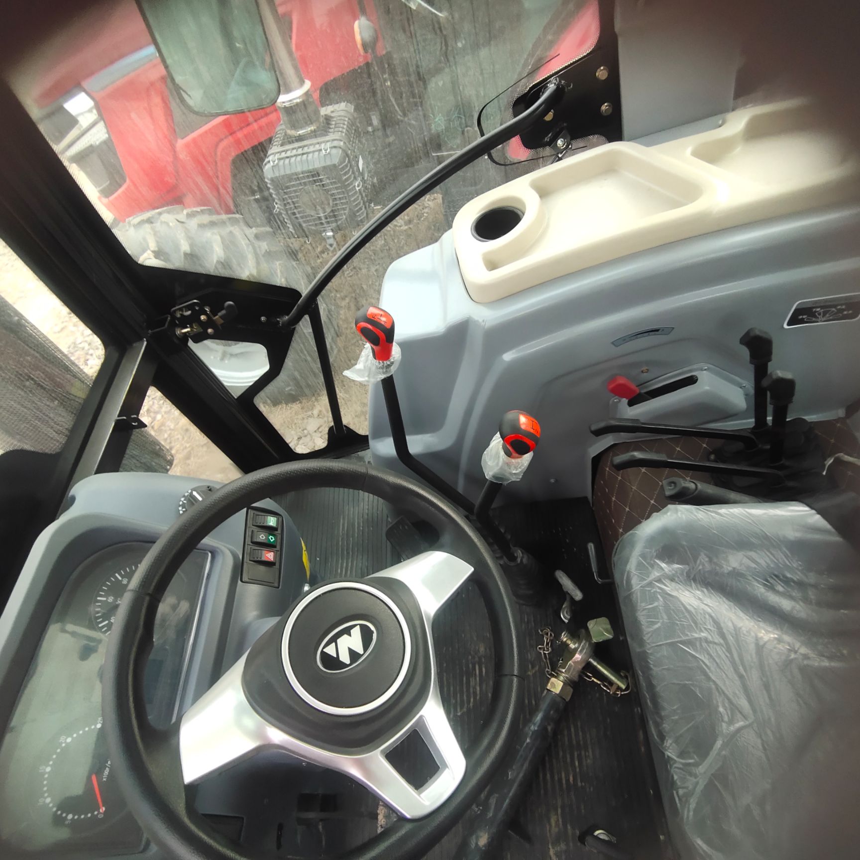 轮式拖拉机  2004拖拉机大桥高配置大型200马力拖拉机可带各种农具