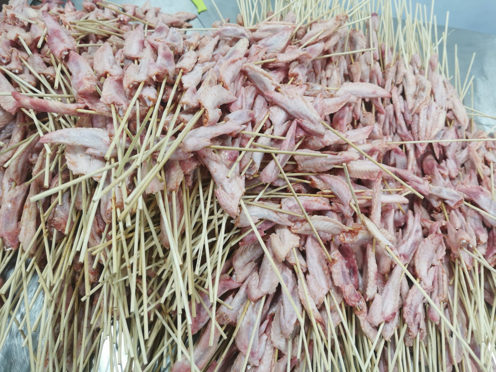  自家生产手工纯干鸡翅尖串大串小串一箱300串