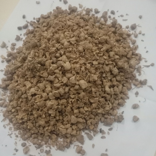 东平县糟渣类饲料 烘干金针菇渣，厂家直供，价格美丽，质量保证，供应稳定