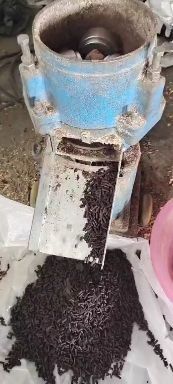 宁津县养殖设备 客户发原料，使用160型饲料颗粒机，样机试机，实验成功