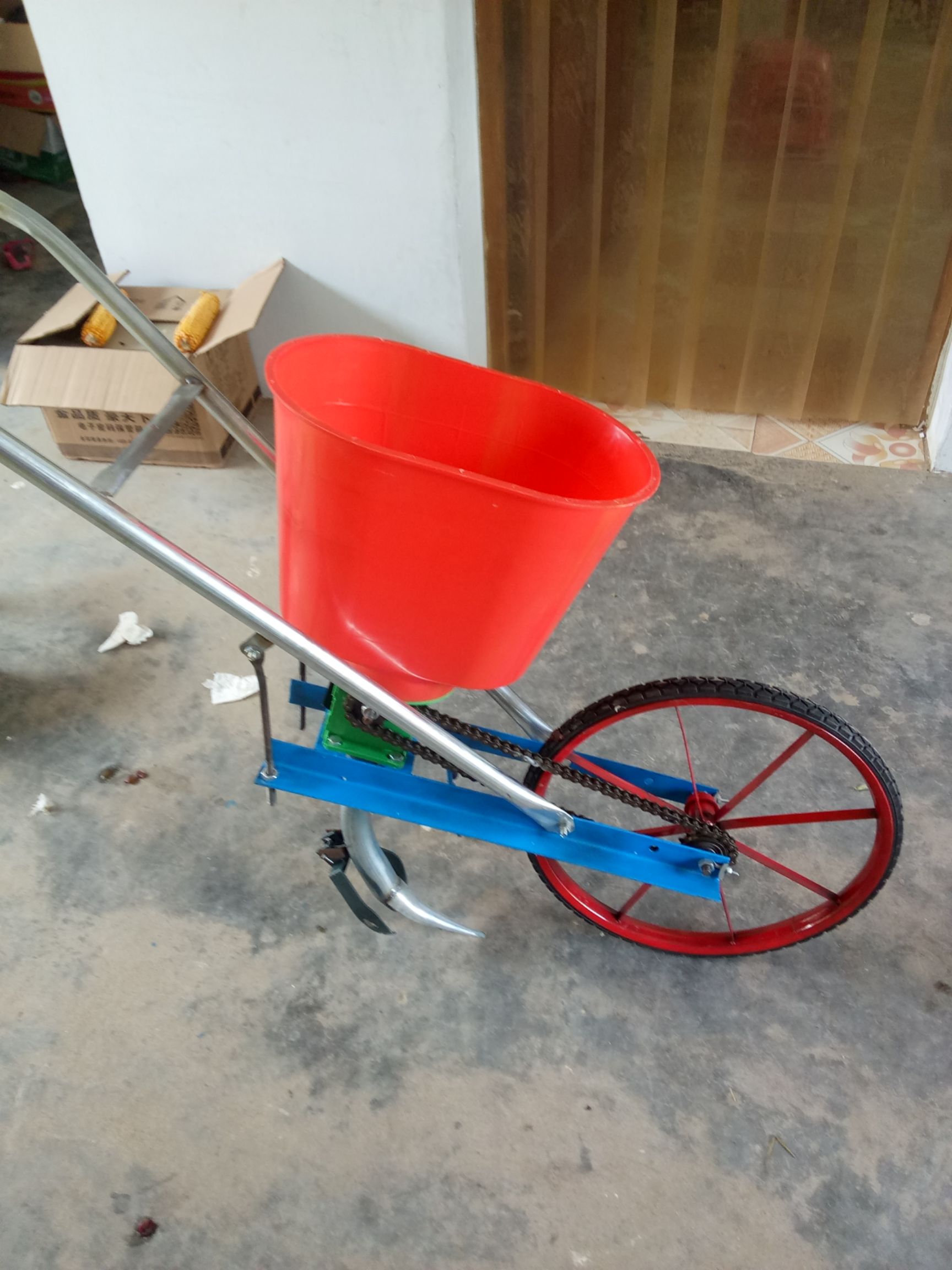 施肥机  全能型精量播种机，可播各种各样的单颗粒种子