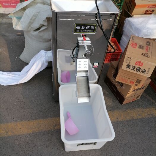 小型碾米机，220v电，每小时处理300斤稻谷。
