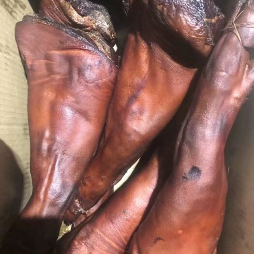 烟熏腊猪脚，正宗传统工艺，品质有保证，价格美丽