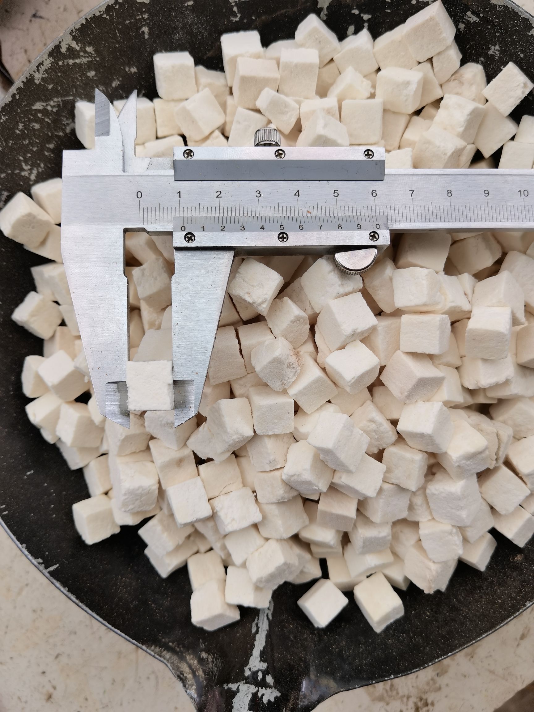 白茯苓  茯苓，茯苓粒正心丁