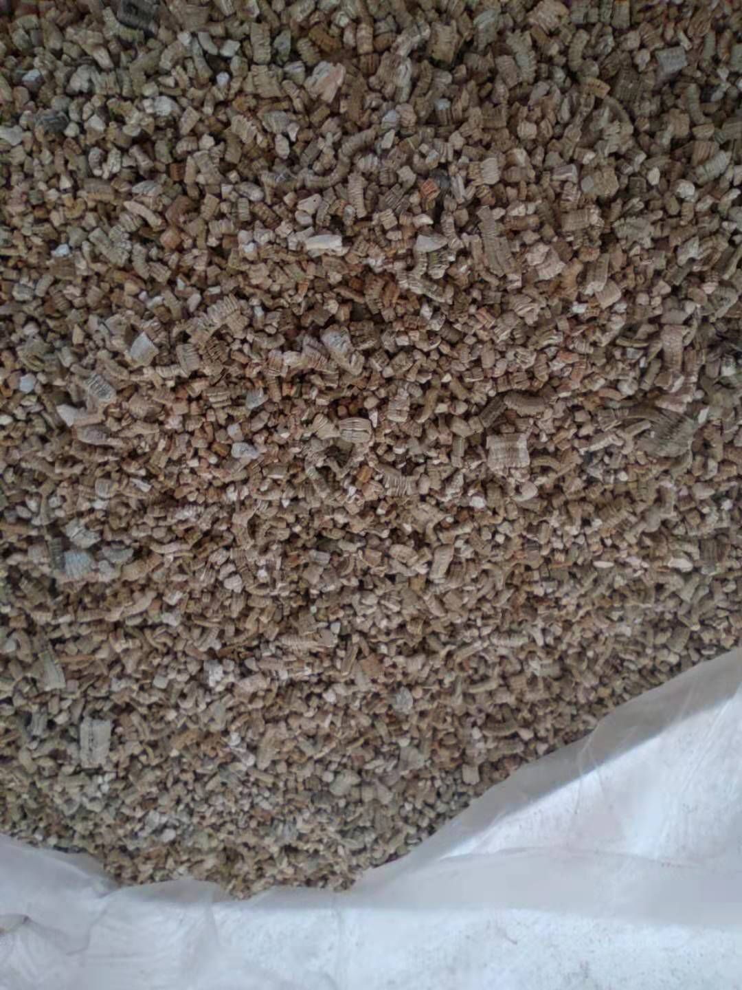 银白中粒膨胀蛭石3-6mm，园艺种植龟蛋孵化蛭石