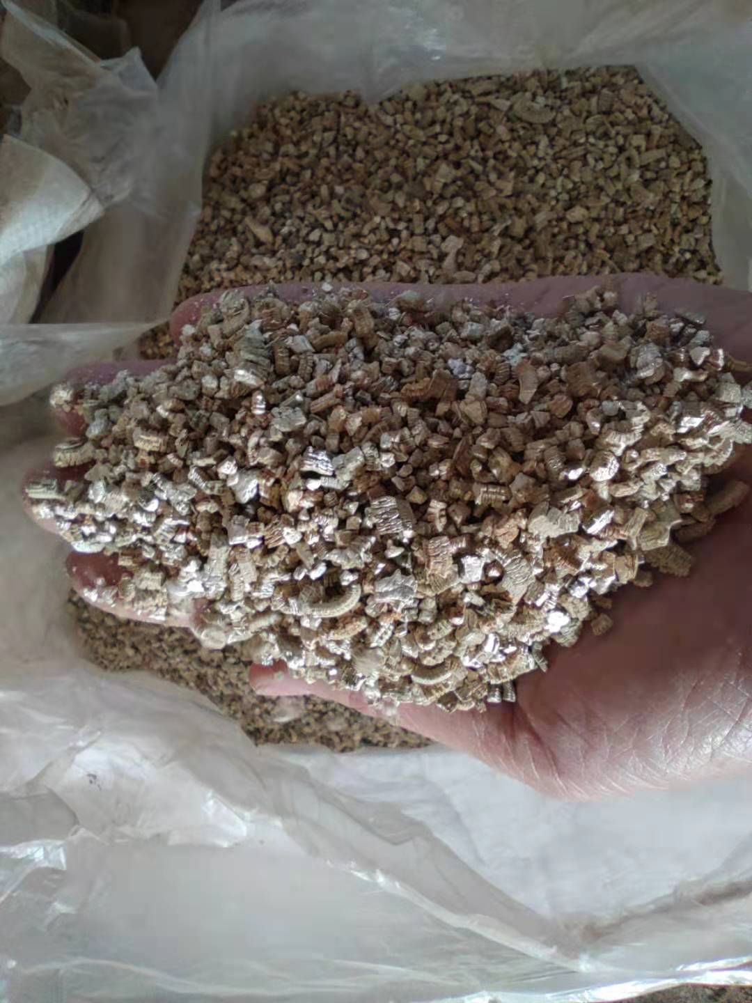 银白中粒膨胀蛭石3-6mm，园艺种植龟蛋孵化蛭石