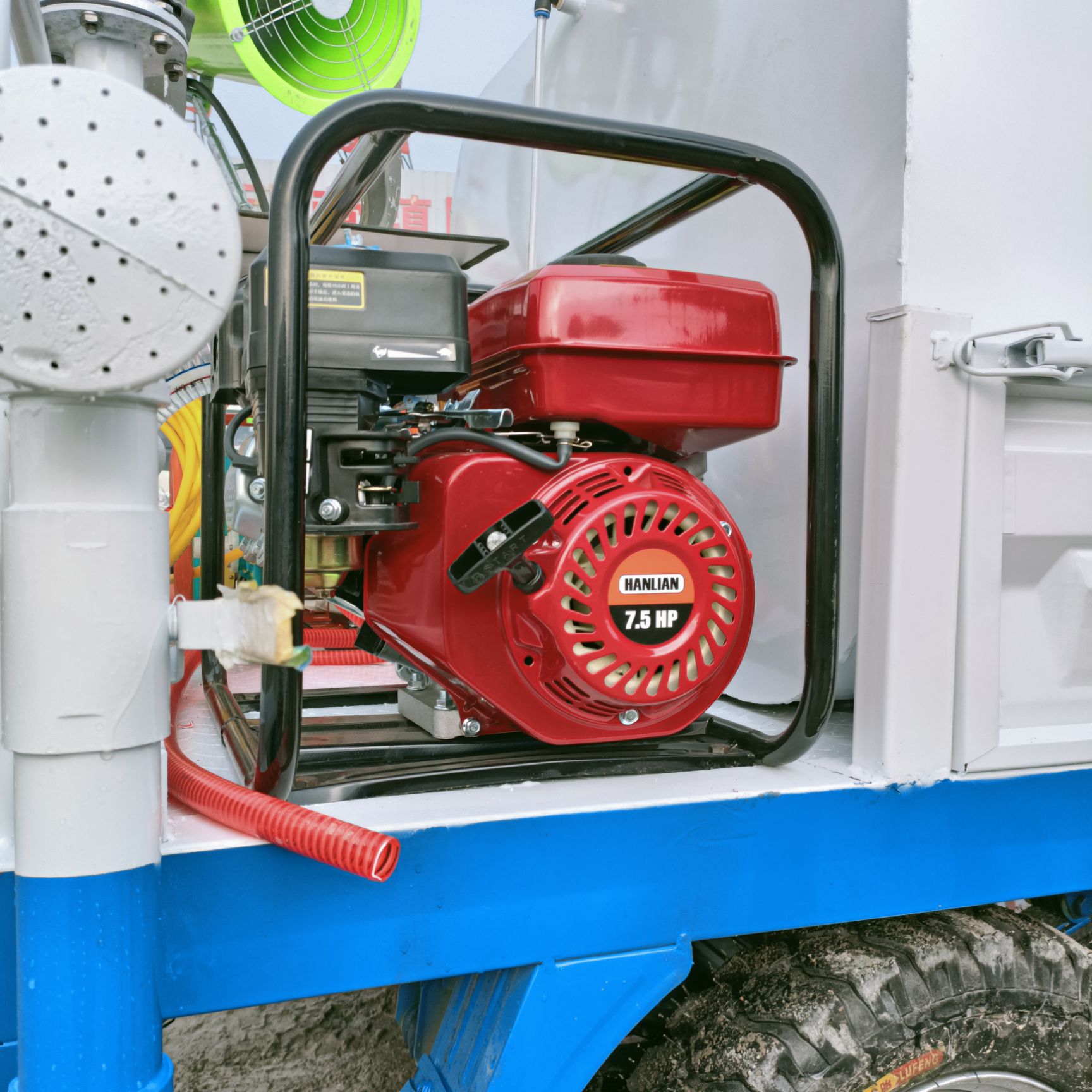 电动四轮洒水车