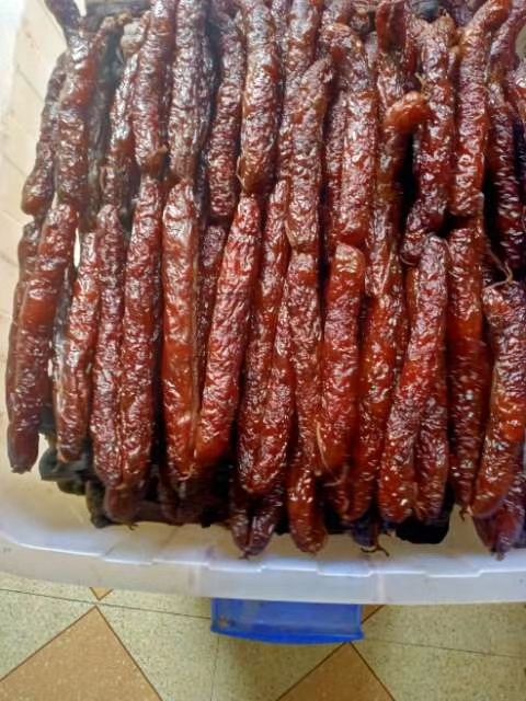 烟熏腊肠，三分肥七分瘦，纯手工灌肠，纯手工切肉丁。