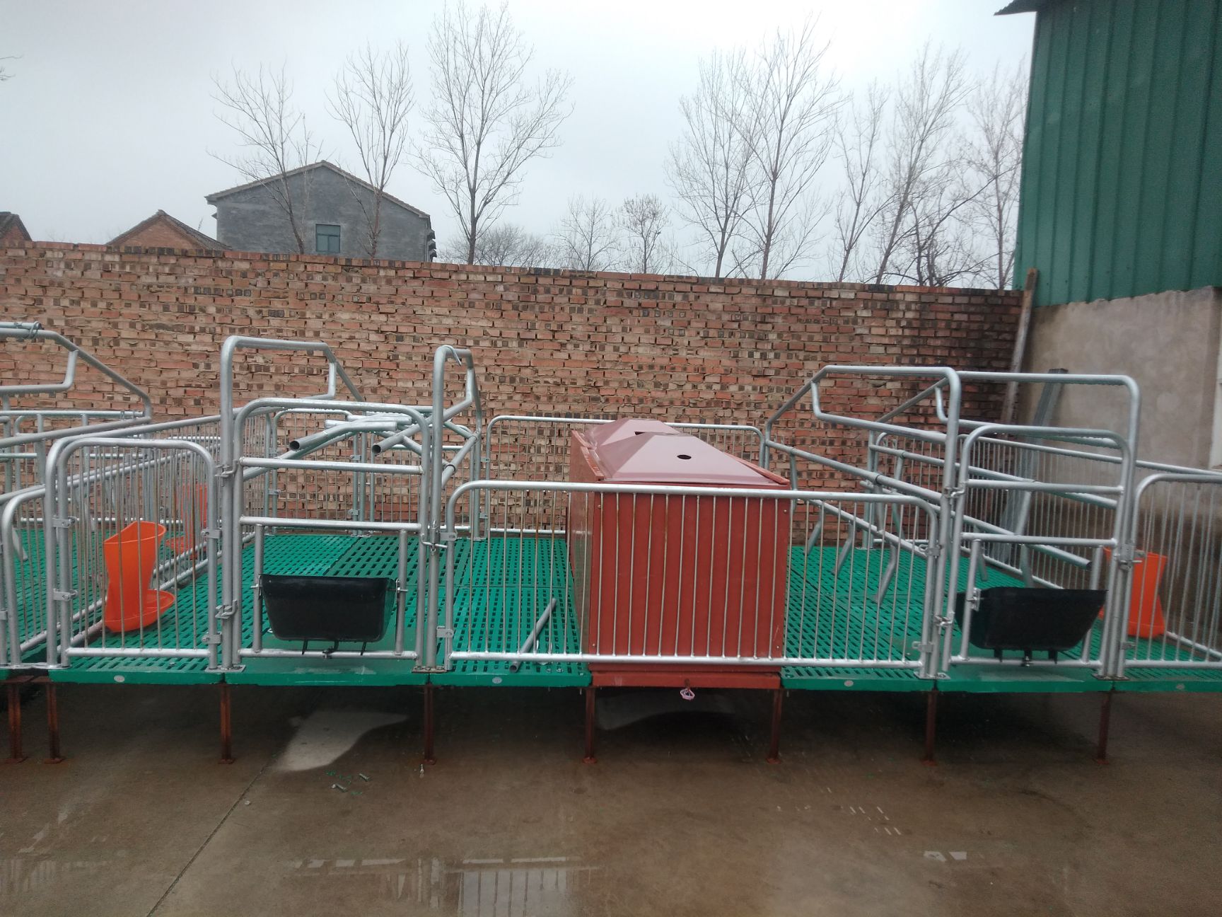  主营母猪产床限位栏漏粪板料槽自动喂料机等产品需要的老板联系我