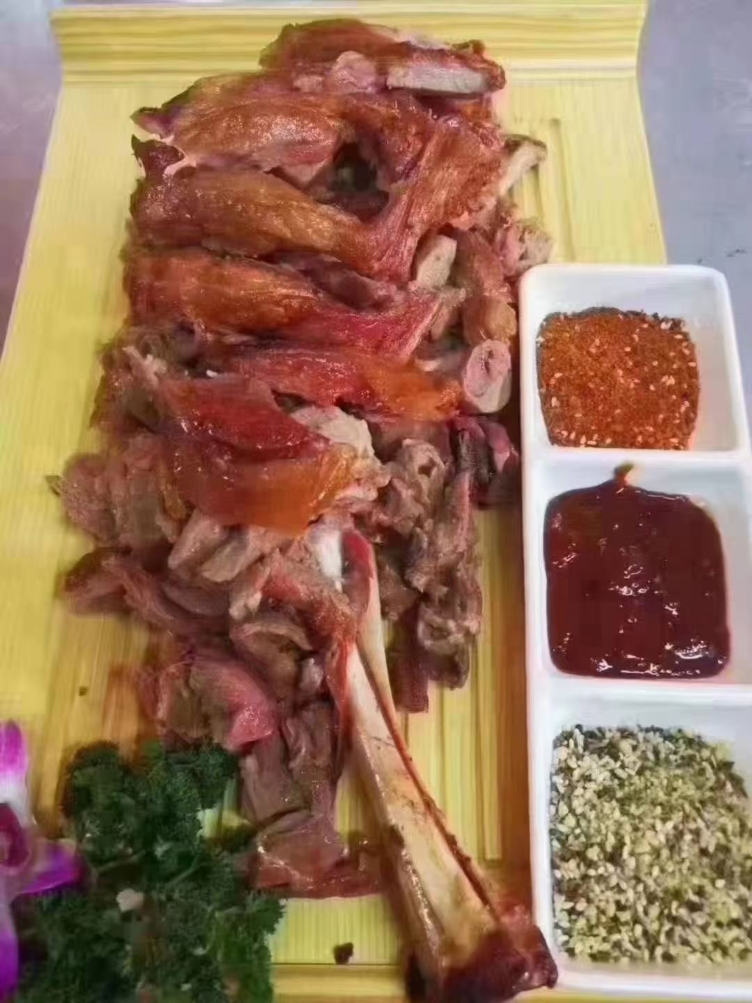 牛蹄  乳牛腿，适合自助，烧烤，喜宴，一条在3斤左右，价格实惠，