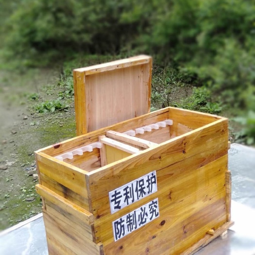 保靖县新式中蜂专用蜂箱，四门五用，比标箱大三之一，易保温，不易分蜂