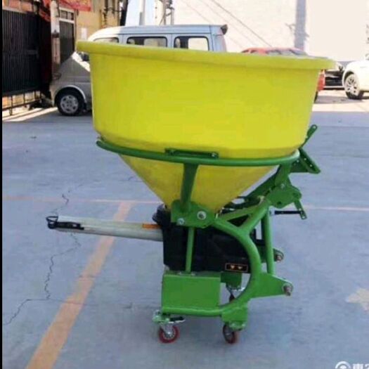 禹城市 施肥机 塑料桶摆臂式撒肥机替代人手操作抛洒均匀效率高