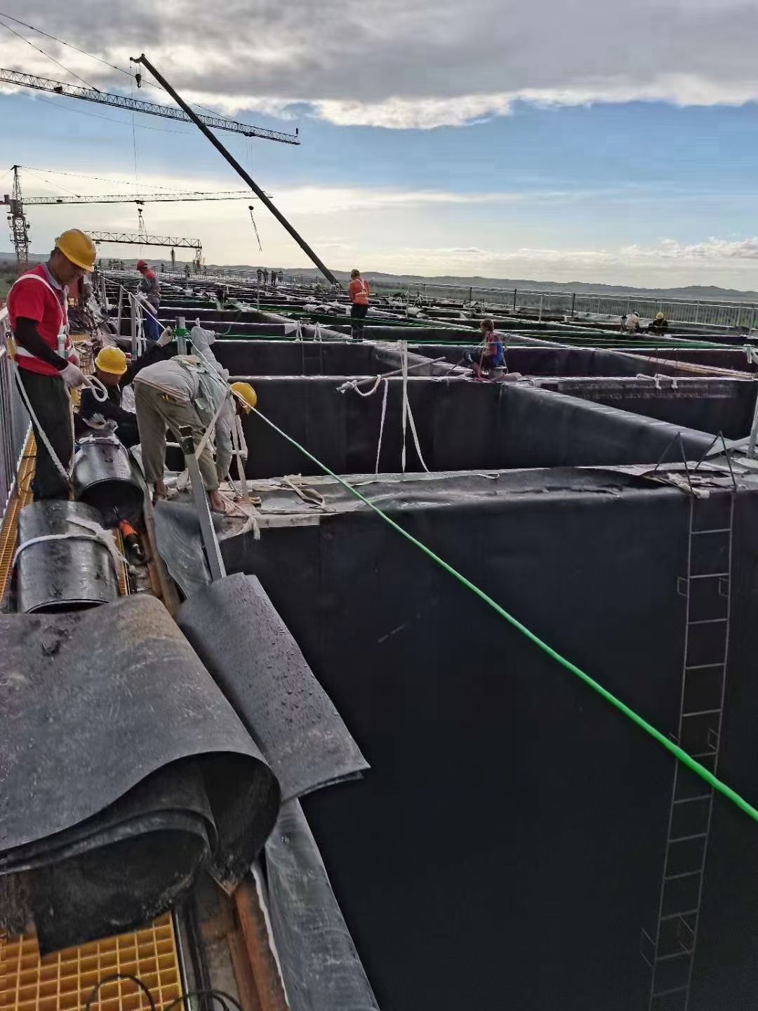 防渗膜 防渗土工膜鱼塘养殖防水膜河道公路铁路隧道吊带膜垃圾填埋场防水