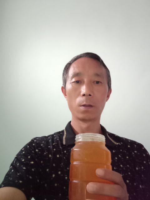 洛宁县山里养的槐花、百花蜜，浓度达到42度。收到品质不满意可退款