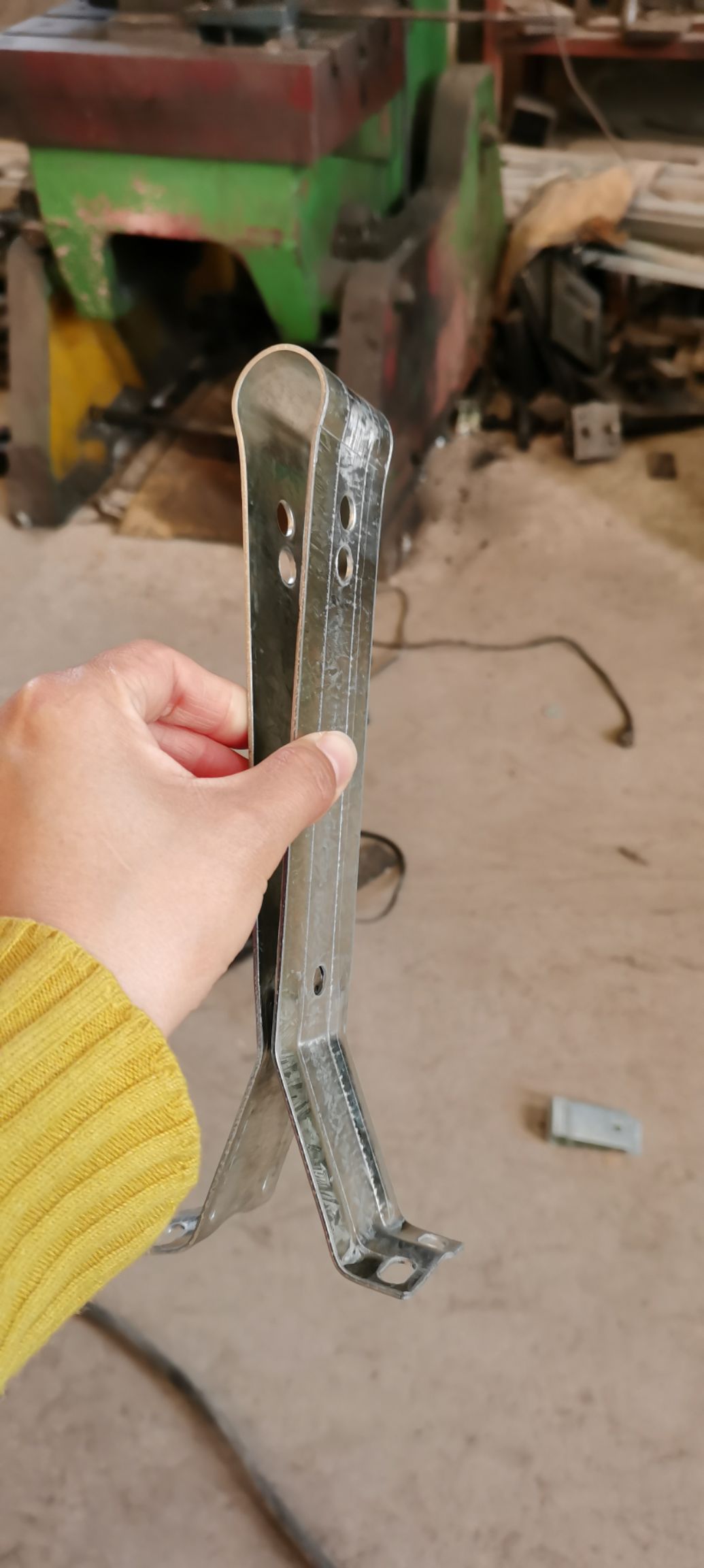 定制大棚配件人字卡固定圆管稳定型好，抗风