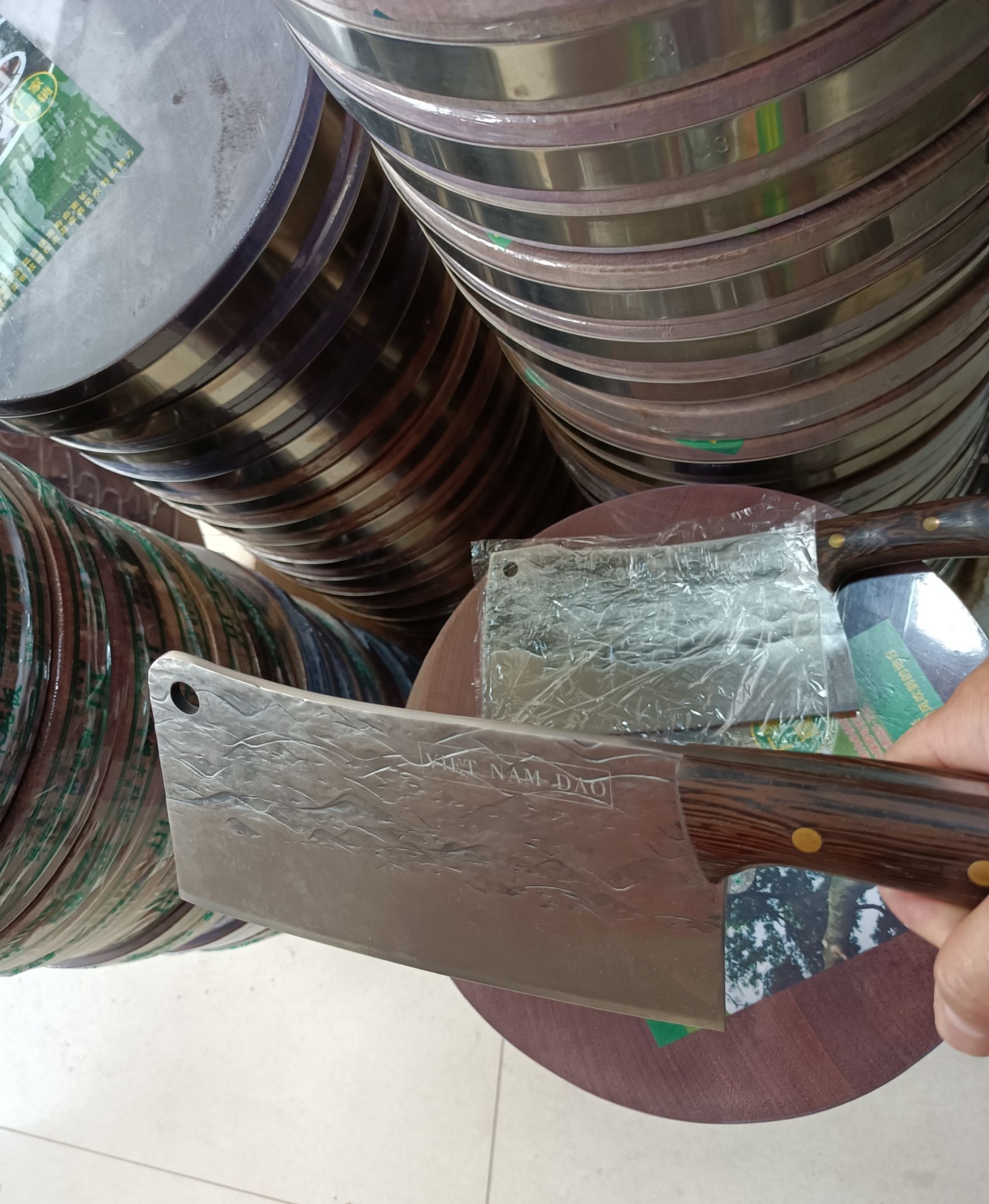 越南锻造烙钢菜刀，2斤重厚实锋利耐用，很适合砍骨头。